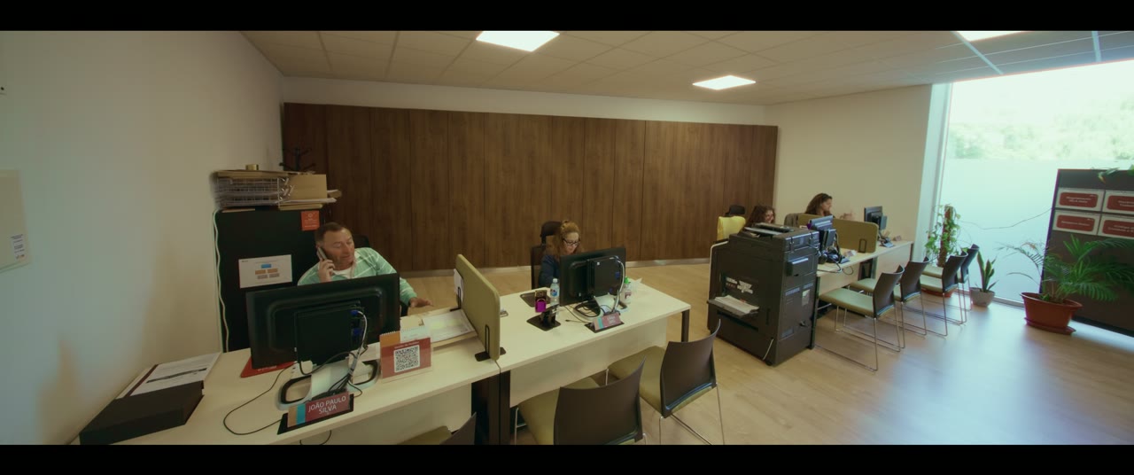 Secretaria do ISLA com pessoas a trabalhar