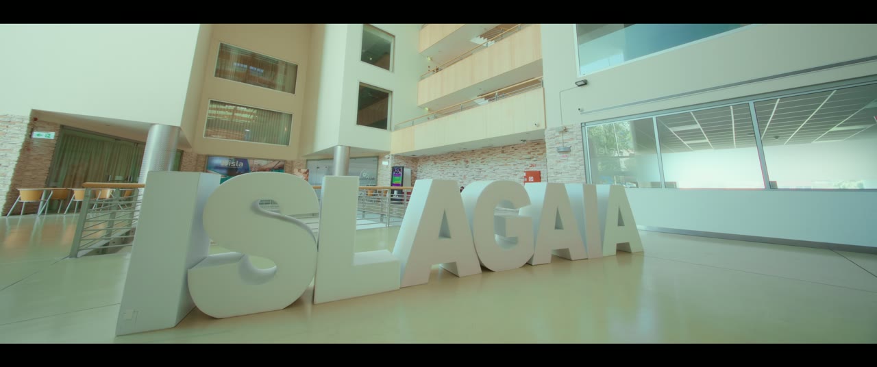 Letras gigantes ISLA GAIA no átrio
