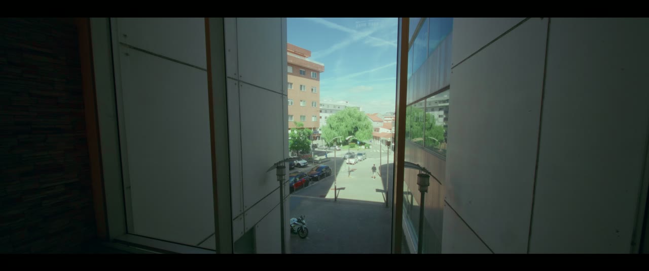 Janela aberta com vista para a rua