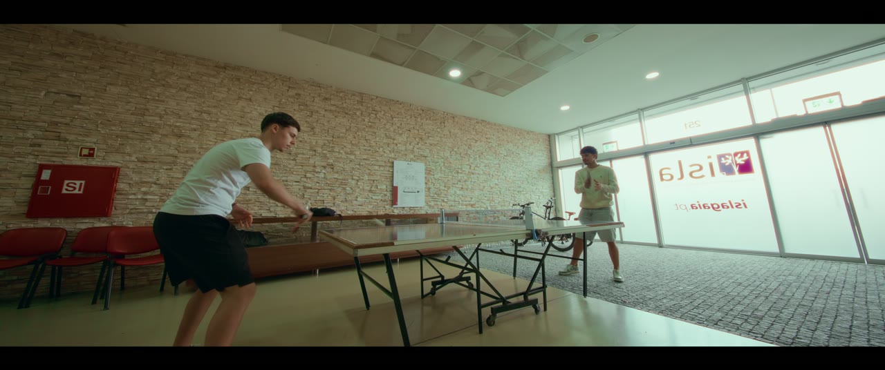 Estudantes a jogar ping-pong