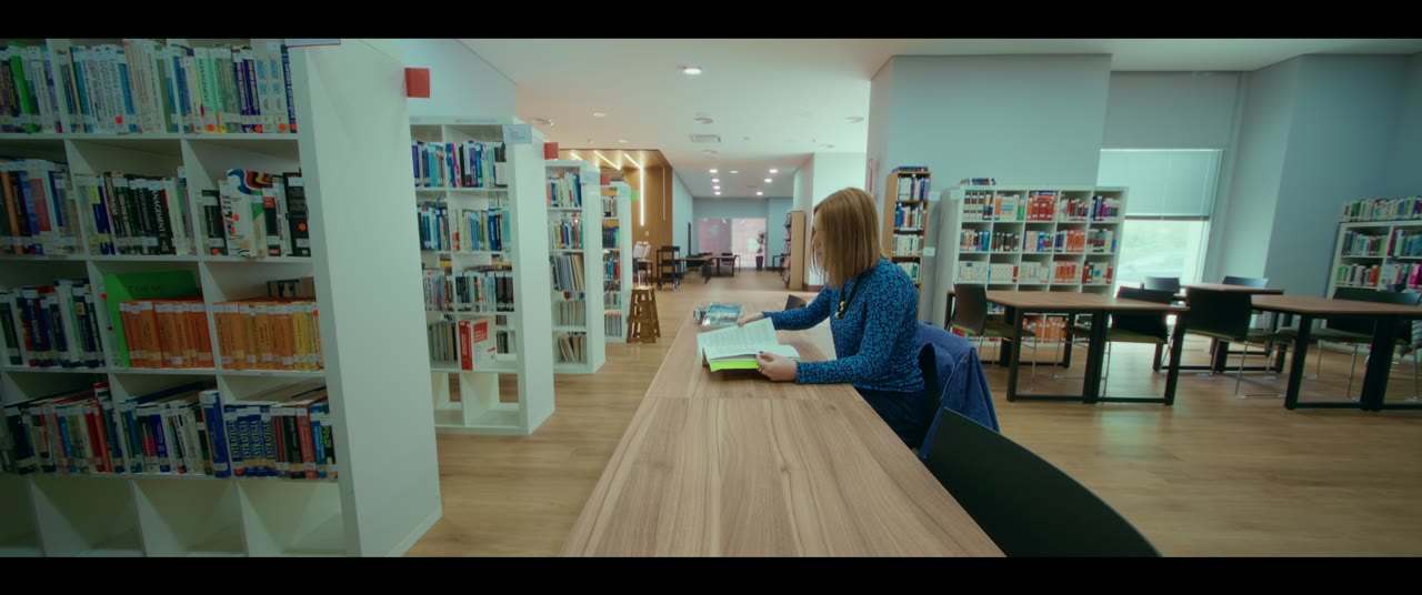 Estudante a ler na biblioteca